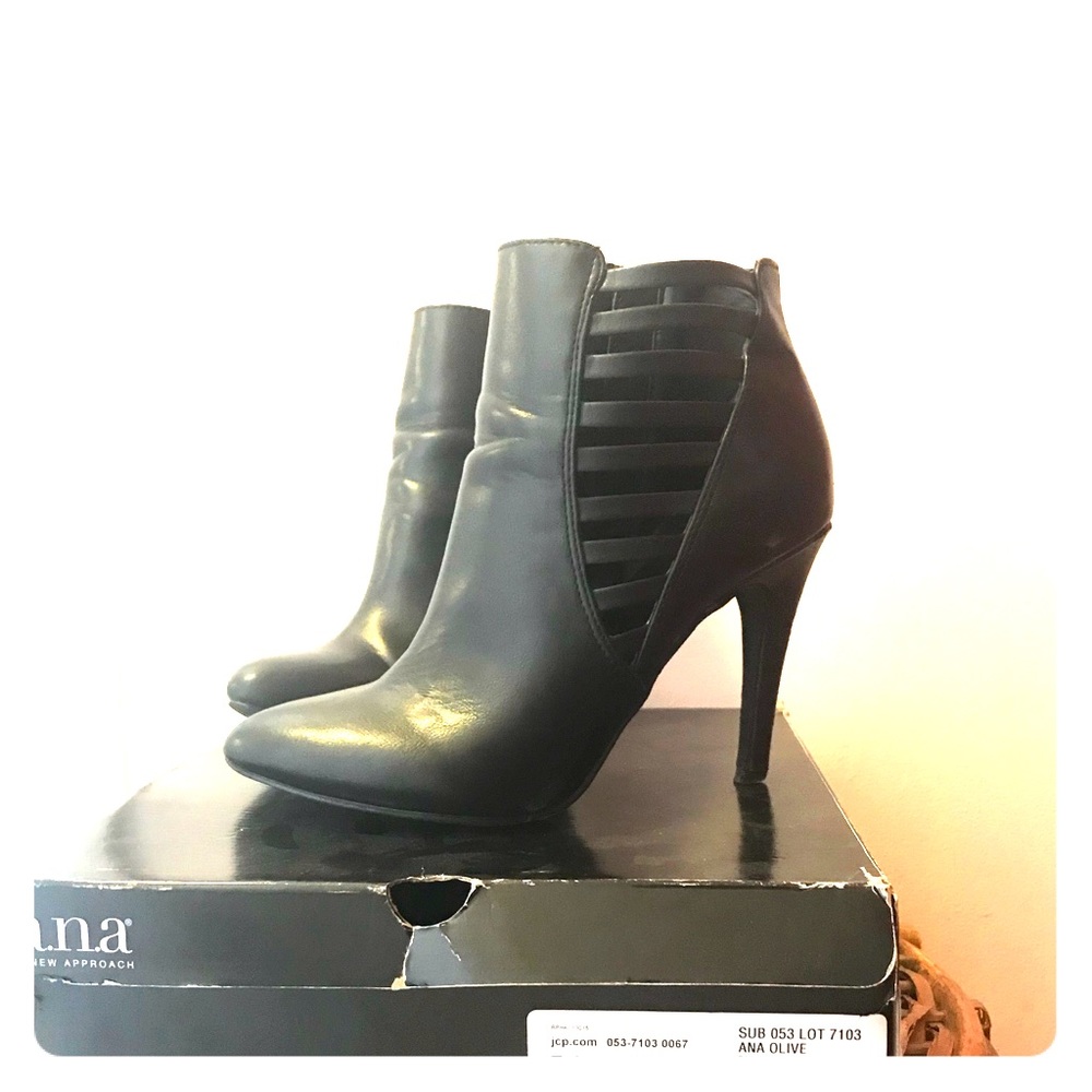 Cute black leather bootie.